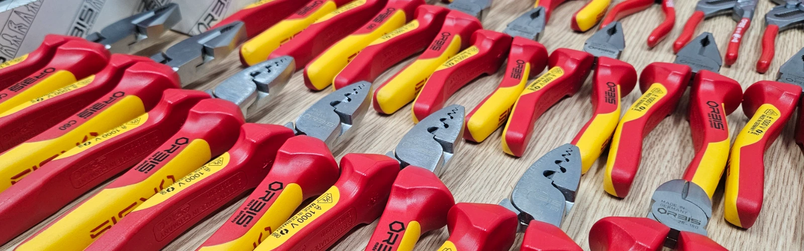 Kìm ép cos ORBIS 49 có 8 biến thể khác nhau. Bấm cos từ 0.25-16mm². Có phiên bản cách điện 1000V đạt chuẩn VDE. Phù hợp lắp tủ, bảng điện. Kìm đáp ứng tiêu chuẩn DIN 46228. Sản xuát tại Đức.