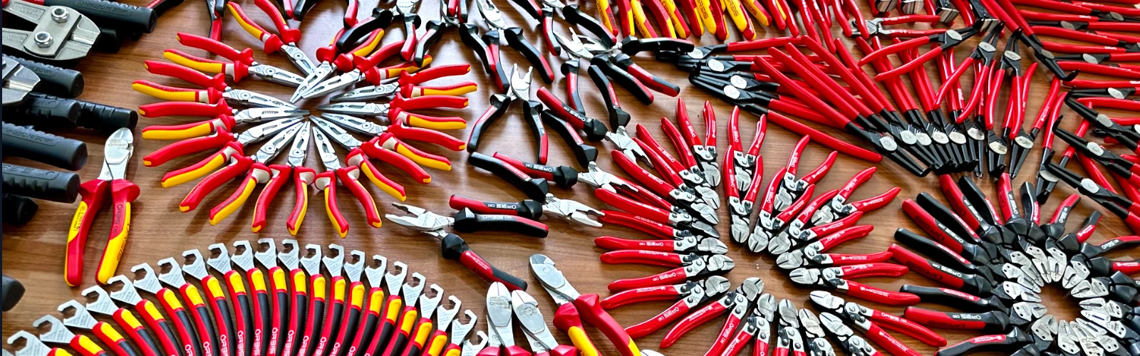 Kìm răng đa năng 8 inch HD ORBIS 46-2000 có lưỡi cắt dài, cán nhựa 2 thành phần, làm bằng thép C60. Có khả năng cắt dây cáp phẳng, kim loại trung bình và cứng.  xuất xứ Đức. Đáp ứng tiêu chuẩn DIN ISO 5746.