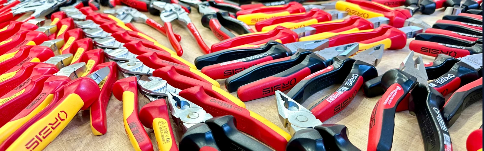 Kìm cawsrt cạnh heavy-duty có 25 tùy chọn, cắt dây độ dày lên đến Ø3mm. Đáp ứng DIN ISO 5749, thép C60. Có loại cách điện VDE 1000V. Sản xuất tại Đức. tối ưu cho công việc cường độ cao.